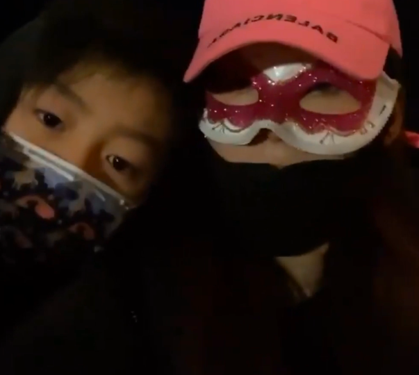 張柏芝不辭辛勞，謝振軒個子比媽媽高，出門仍學謝振南要母親照顧