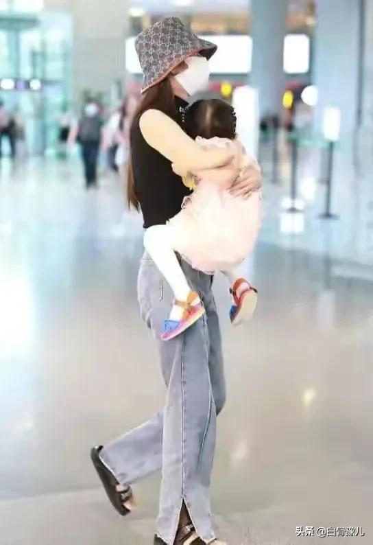 身材太好了吧？颖儿带女儿机场走秀，妥妥的辣妈