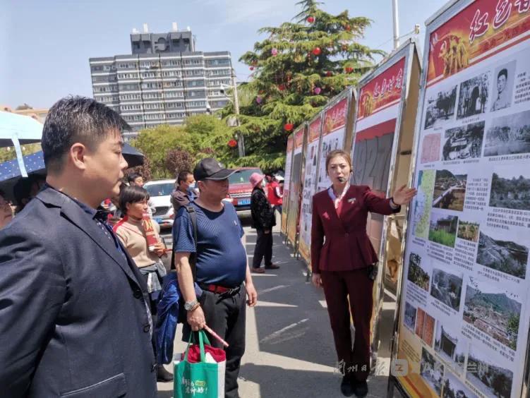 兰州市西固区“露天党史馆”吸引众多市民