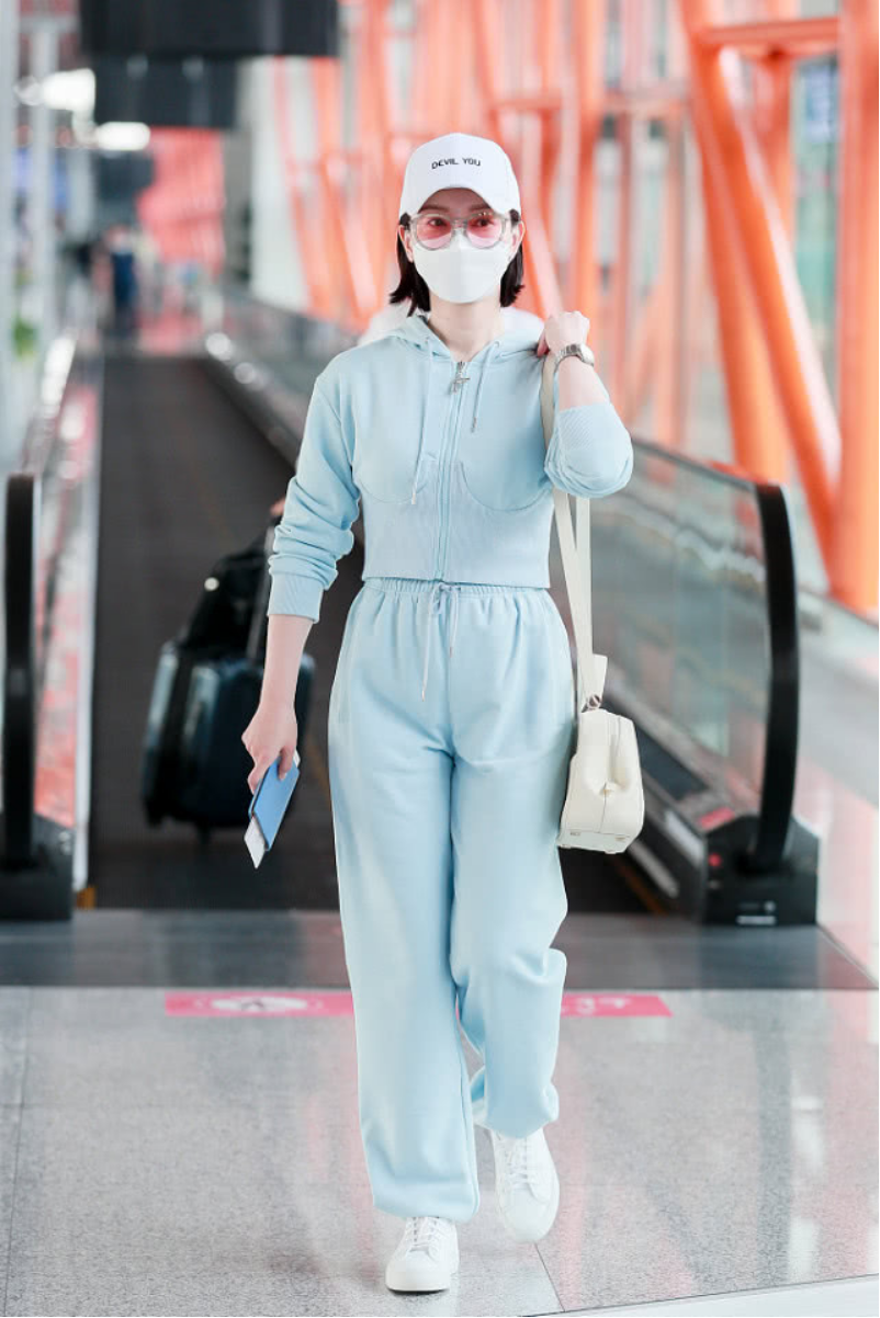 陈数被这条裤子害惨了，侧身时小肚子太凸，勒