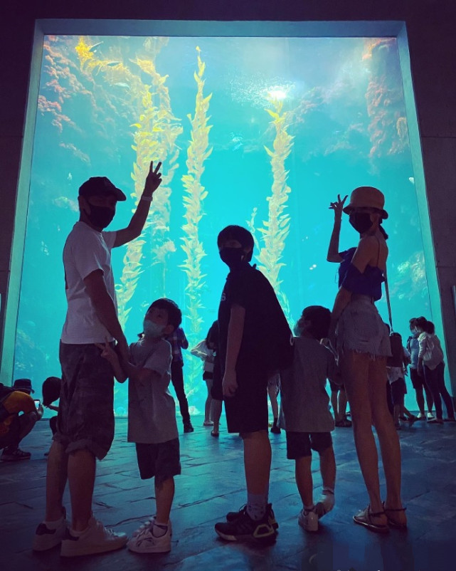 林志穎大兒子暴風抽高，11歲Kimi身高與爸爸只差一個手機