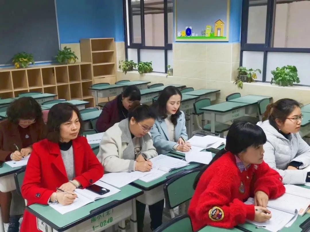 天府新区南湖小学开展语文统编教材解读培训活动