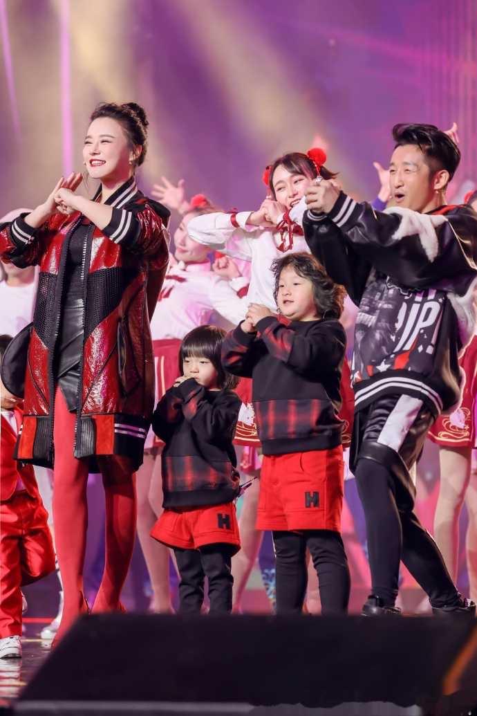 鄒市明一家四口走機場，老公過冬老婆還在夏天，倆兒子穿得都挺潮