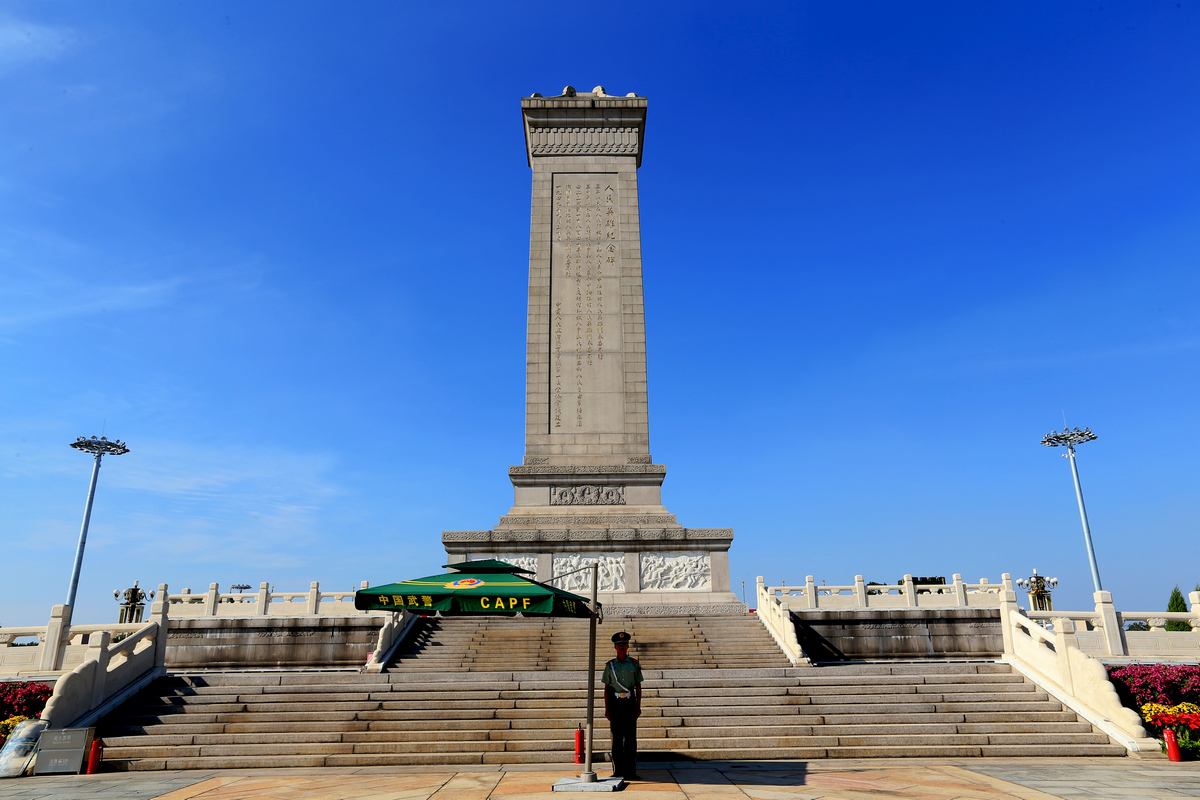 百吨人民英雄纪念碑过往：60多年前仅凭人力，艰