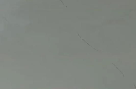 刚交的新房就出问题，客厅顶部和墙面大面积裂