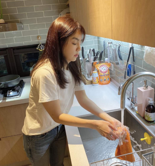 参观Ella的家，满屋纸皮箱，楼梯还是铁的，差点