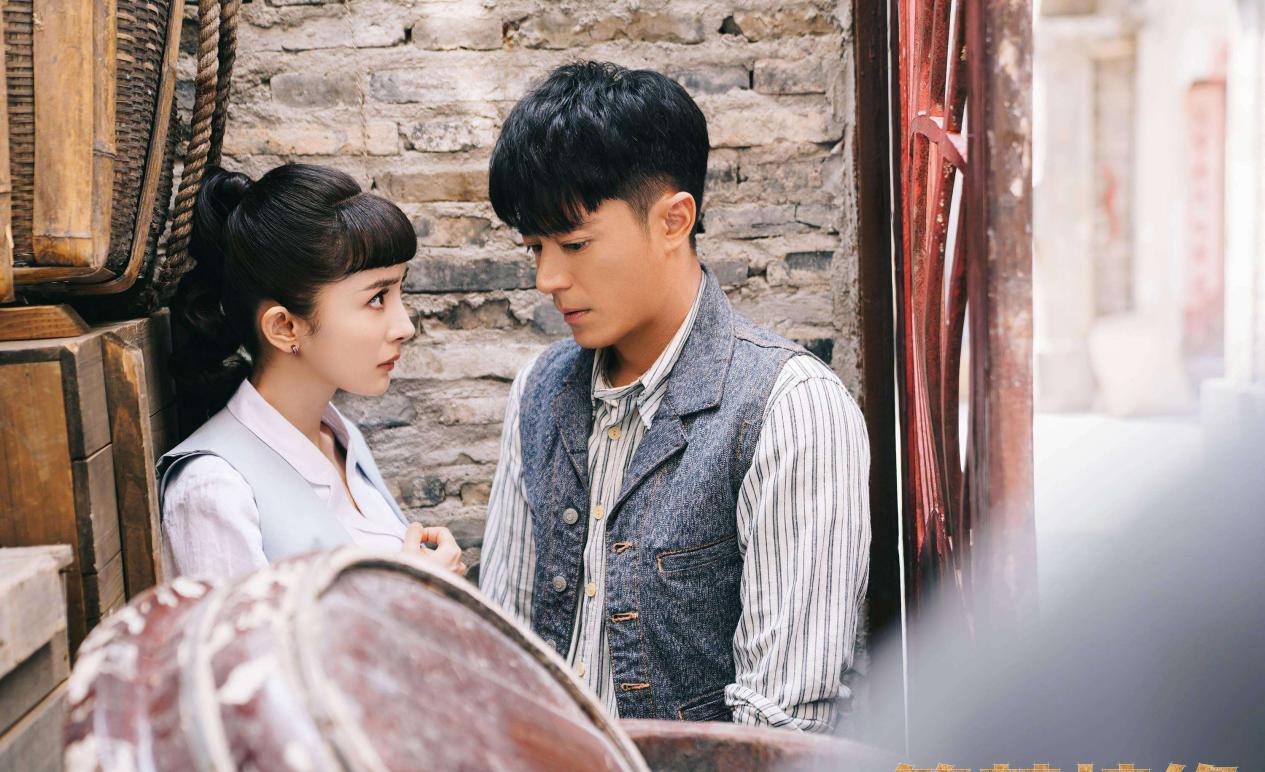 刘恺威疑似新恋情曝光，贴身紧搂陈都灵，两人