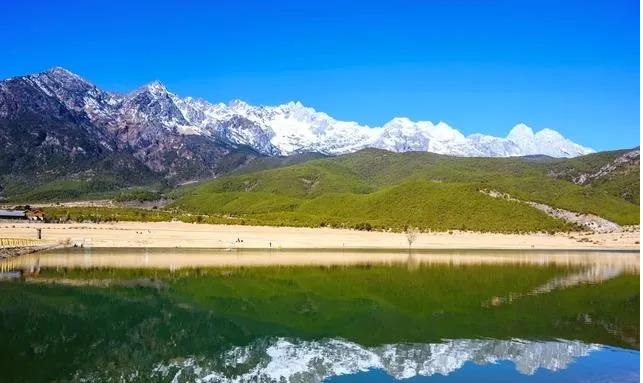 The village of Lijiang is full of stones. The American botanist has lived here for 27 years and is unmarried all his life.