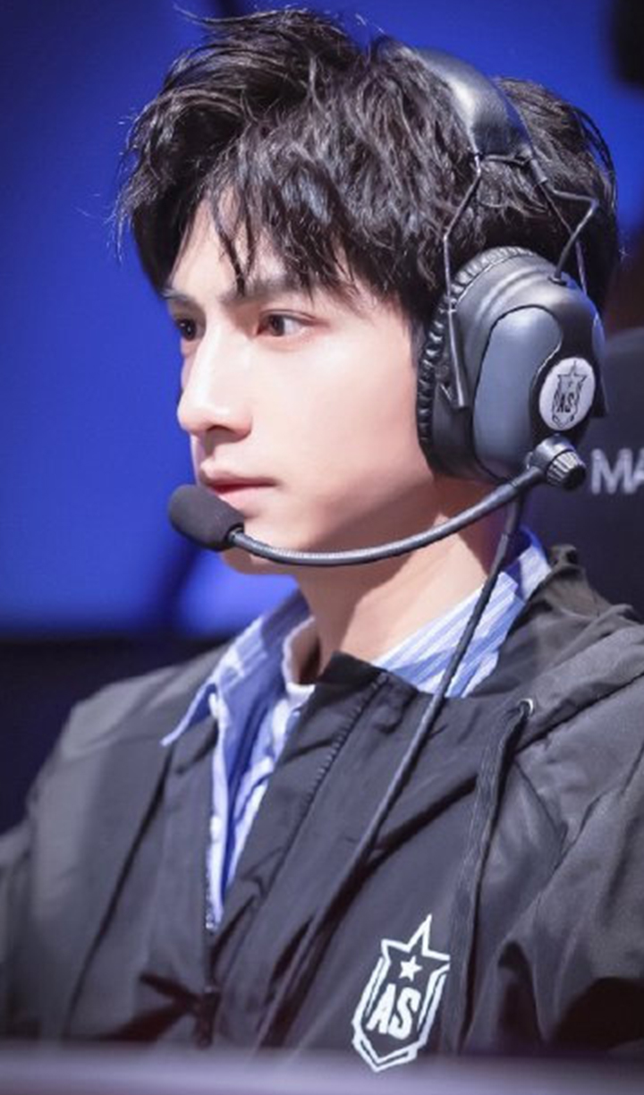 连温和的罗云熙都生气了，发文谴责跟车跟拍行为，这不是第一次了