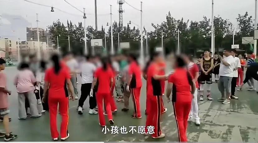 大妈们组团抢占篮球场，扔了小孩的篮球还动手，市民：太不像话