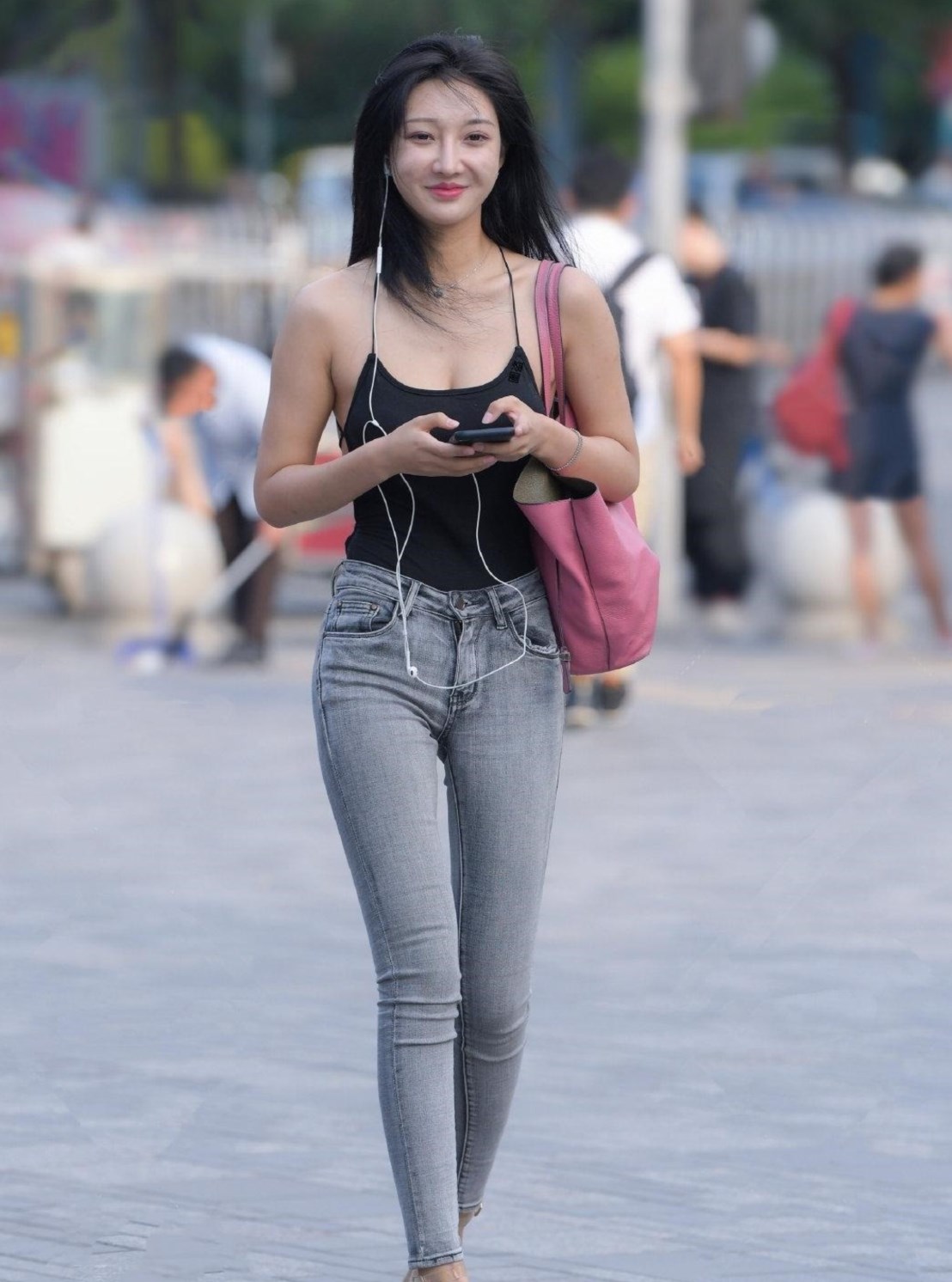 Street shot: big backless black camisole + gray skinny jeans, so happy ...