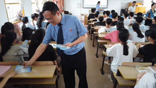 <藤检微第622期>我为群众办实事｜检察长化身普法卫士，为青少年筑起“防火墙”