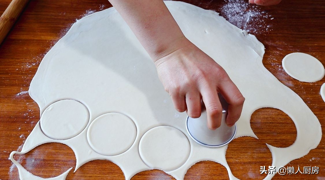 過年做這道小吃，包滿花生餡，寓意錢包滿，是招待客人必備的食品