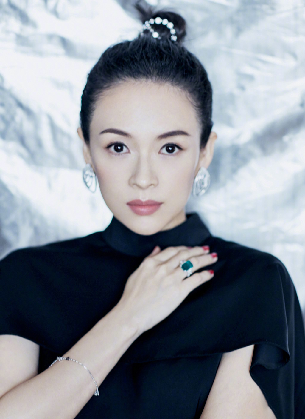 倪妮机场被撞倒，章子怡发文怒斥代拍者，他们会拍裙底和制造意外