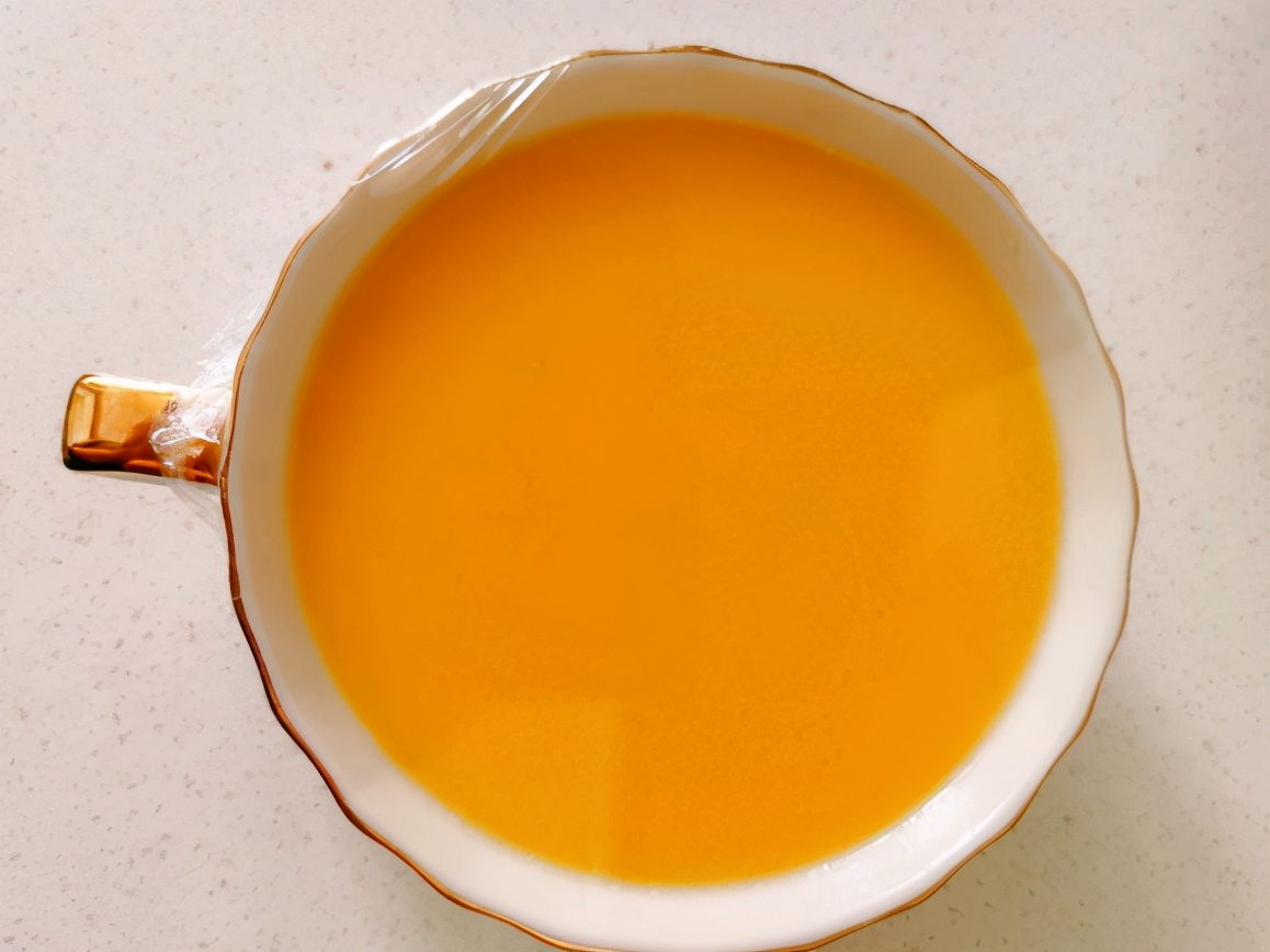 Steamed egg custard, adding water directly is a "layman"!  Do one more step, tender and delicious, smooth like pudding