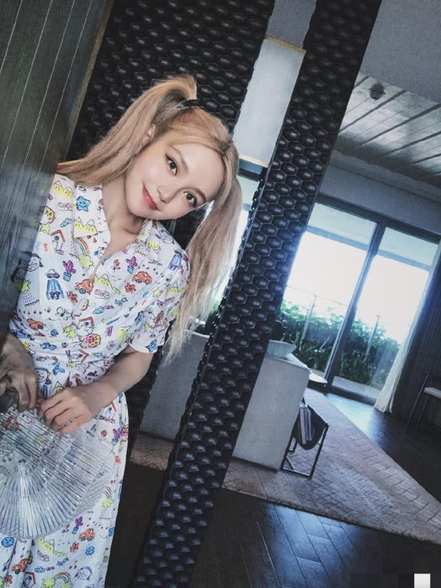 周扬青直播带货首秀，喊话所有女生：只有自爱