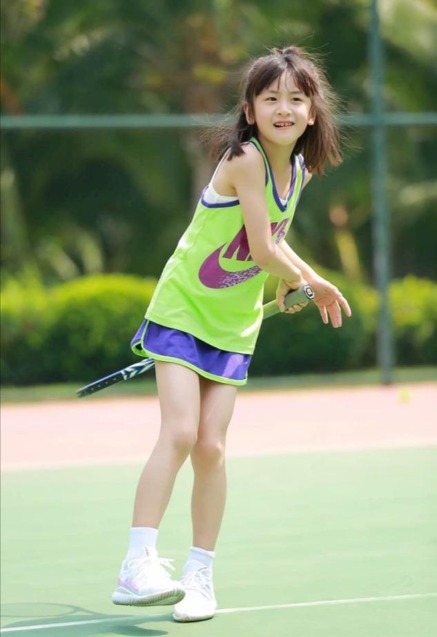 森碟罕見扎雙馬尾太俏皮，五官長開簡直田亮翻版，腿長優勢很明顯