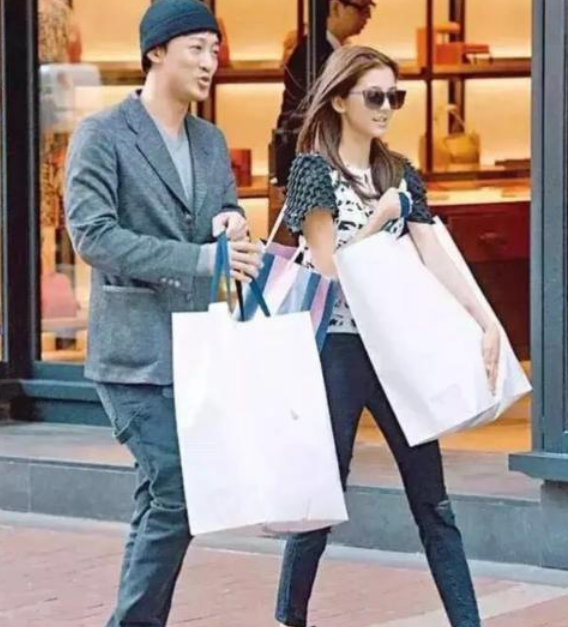 无视张馨月公开吐槽，吴千语社交网站晒鲍鱼显