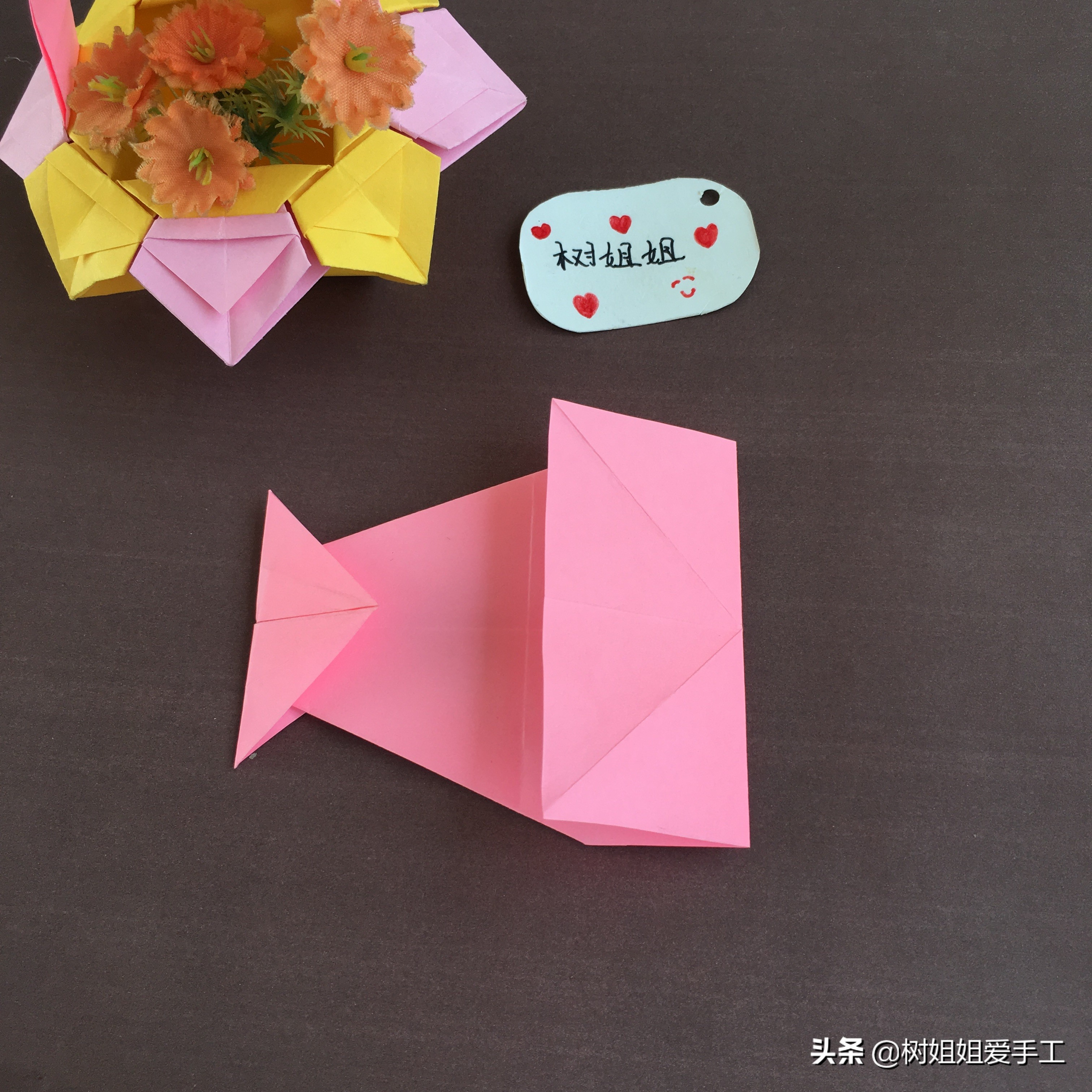 亲子折纸：既可以当实用书签，又可以做贴画的小鱼折法