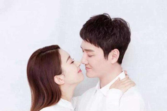 赵丽颖探班冯绍峰散步被偶遇，小两口牵手逛街