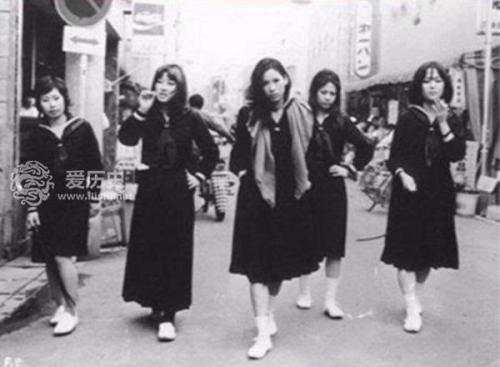 庙小妖风大，学生会干部黑帮式查寝