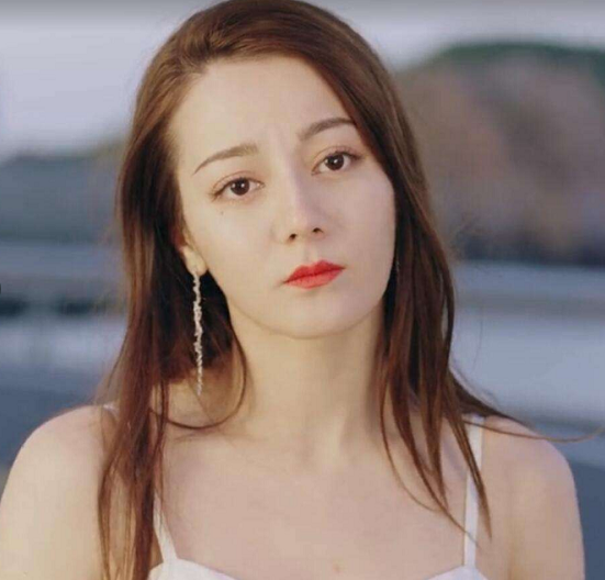 观众因热巴8个月没戏拍着急，她时隔一年再演女