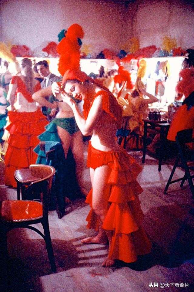 1950年代的巴黎红磨坊夜总会老照片 妖艳的舞娘优美的舞姿