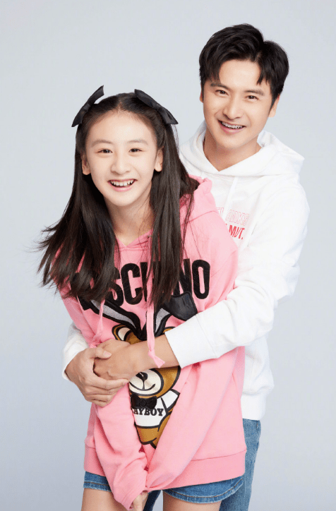 田亮一家在商场被偶遇，森碟个头高略微驼背，小亮仔爱吃糖豆