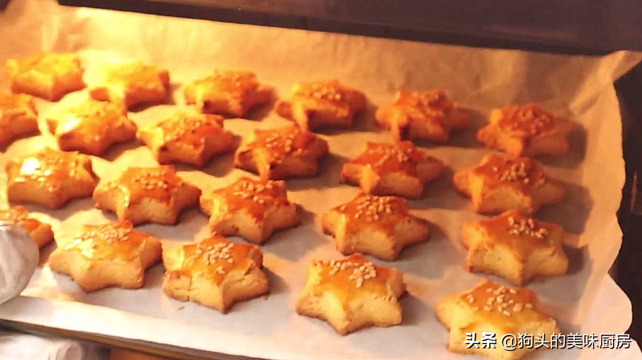 家里有面粉不要做馒头了，加点玉米面进去，蓬松酥脆，一口酥掉渣