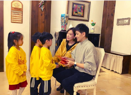 林志穎：除夕夜和老婆端坐高堂，三個兒子依次上前領取過年壓歲錢