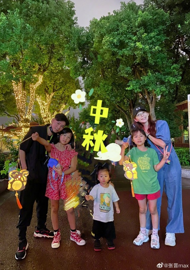 张晋蔡少芬一家过中秋，俩女儿越长越像双胞胎，乐儿扎小辫像女孩