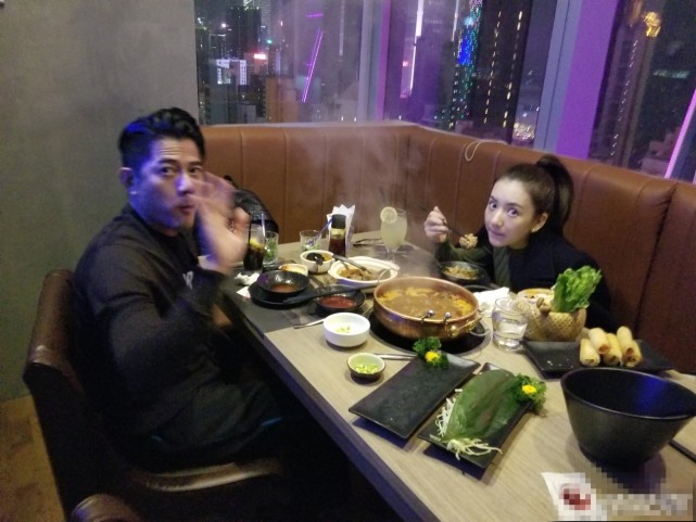 郭富城一家四口罕見同框，夫妻挽手很甜蜜，倆女兒正面超可愛