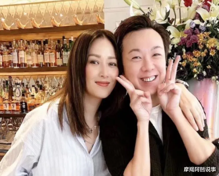 58岁关之琳近照,和好友聚会打扮似少女,气质不如任达华老婆琦琦