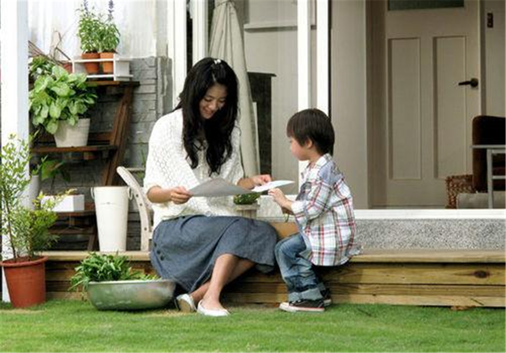 张柏芝三儿子曝光，颜值比2位哥哥高，网友：生