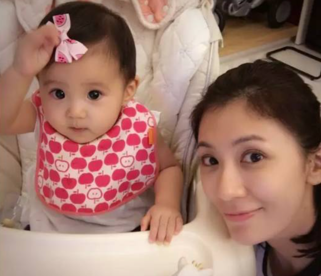 面對膽小的咘咘，賈靜雯用了“小妙招”，讓女兒勇敢自信地走出去