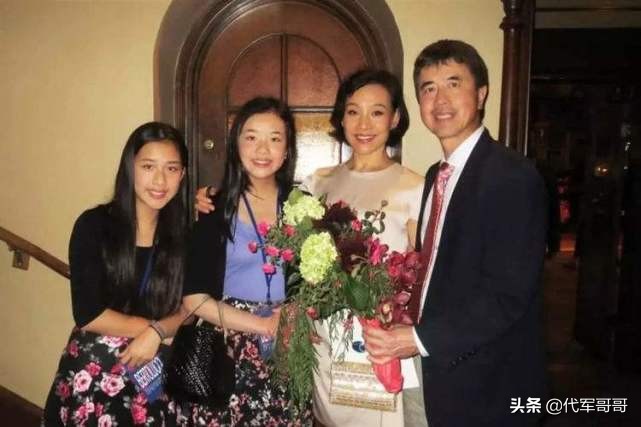 一婚嫁健身教练，二婚嫁华裔医生，如今59岁因学