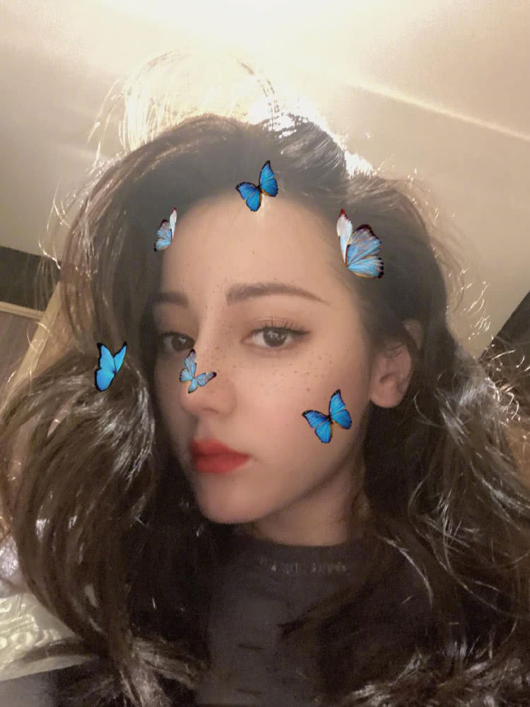 迪丽热巴连晒18张自拍照，御姐和可爱画风百变，对镜放闪超撩人