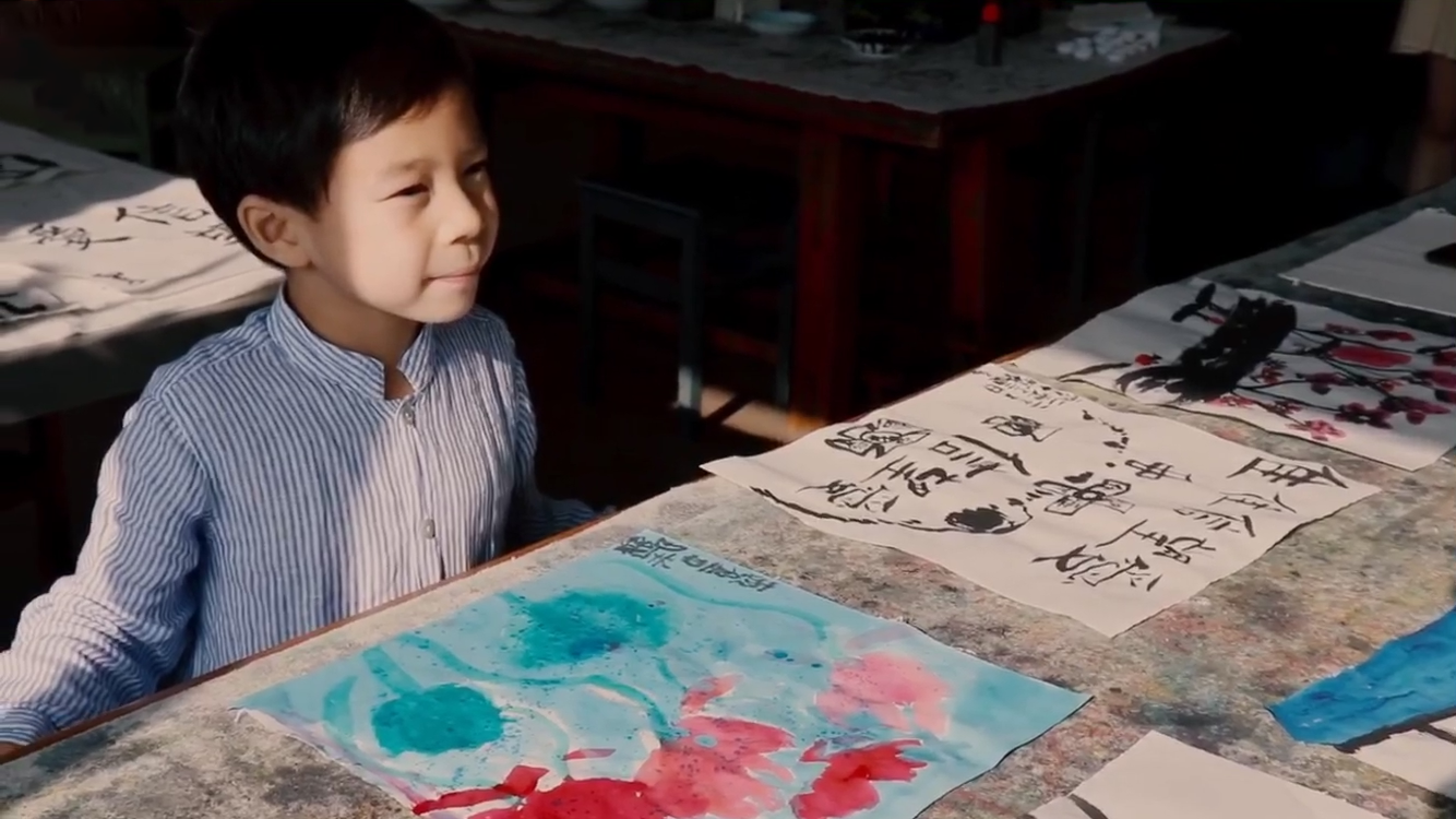 霍啟剛一家三口學畫畫，晶晶認真細緻顯氣質溫婉，霍中曦有模有樣