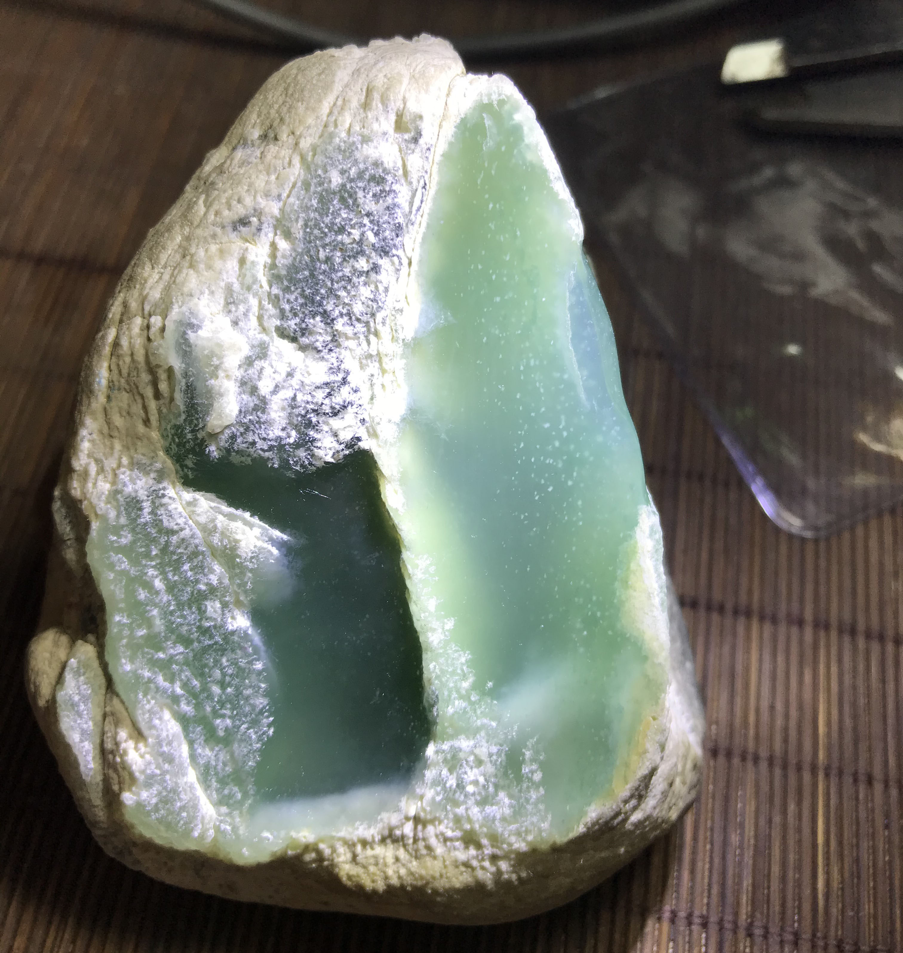 莫西沙号称翡翠之中的种水之王的料子基本上玩翡翠的朋友都知道莫西沙