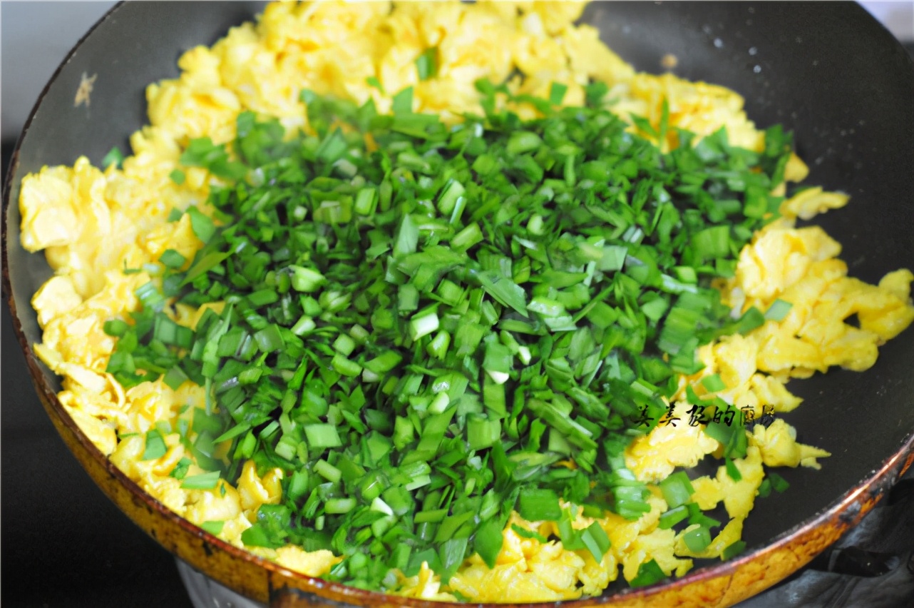 兒子最愛的早餐，比餃子簡單比包子好吃，鍋裡一煎，清爽有滋味