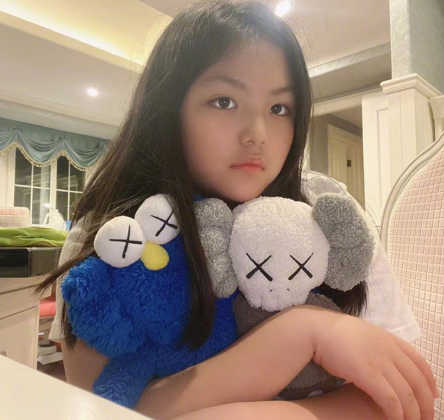 《爸爸去哪儿4》播出四年后，8岁阿拉蕾晒近照，萌娃已变成美少女