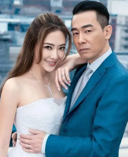 应采儿双腿缠满绷带住医院，被问原因不肯回应，身边不见陈小春？