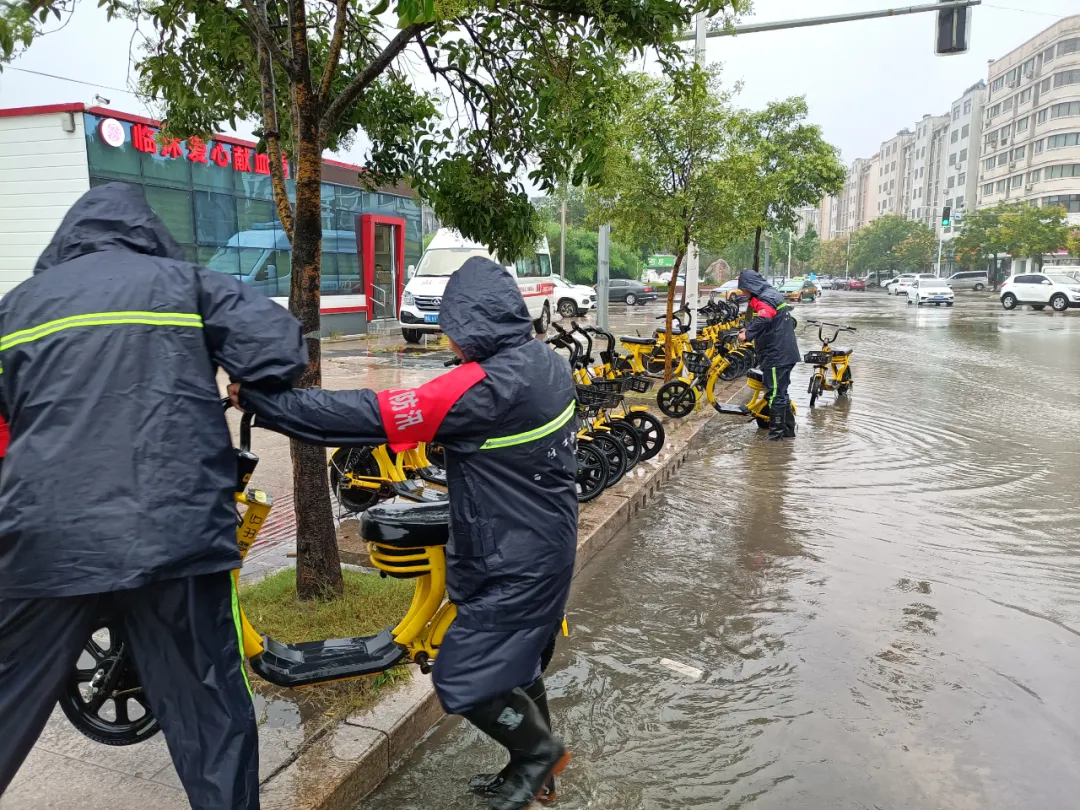 临沭县综合行政执法局全员出动多措并举做好城市防汛工作