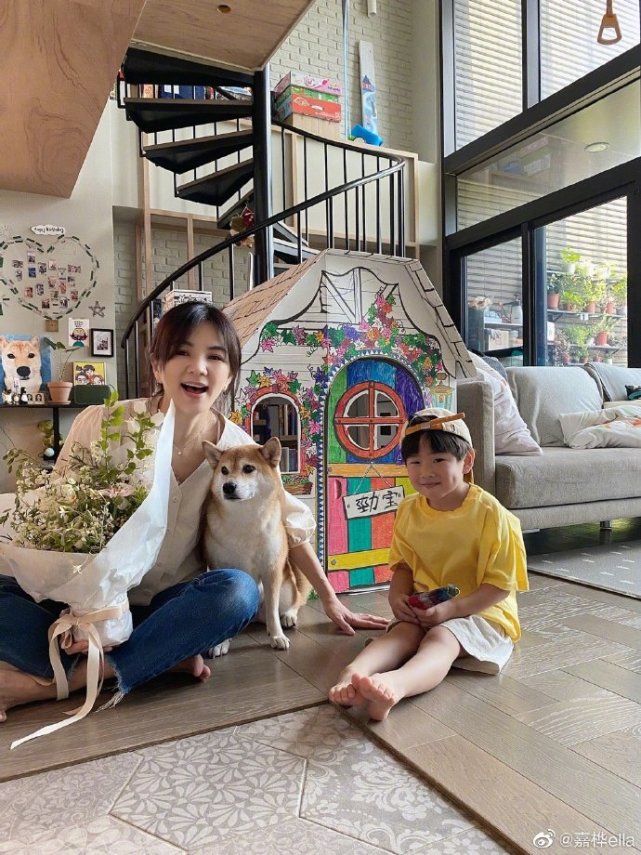 陈嘉桦晒全家福庆40岁生日，与老公儿子摆同款表情，画面超温馨