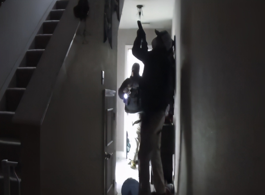 美國一直在隱瞞疫情實情？ 有官員提前拋售股票，有人揭老底被抄家