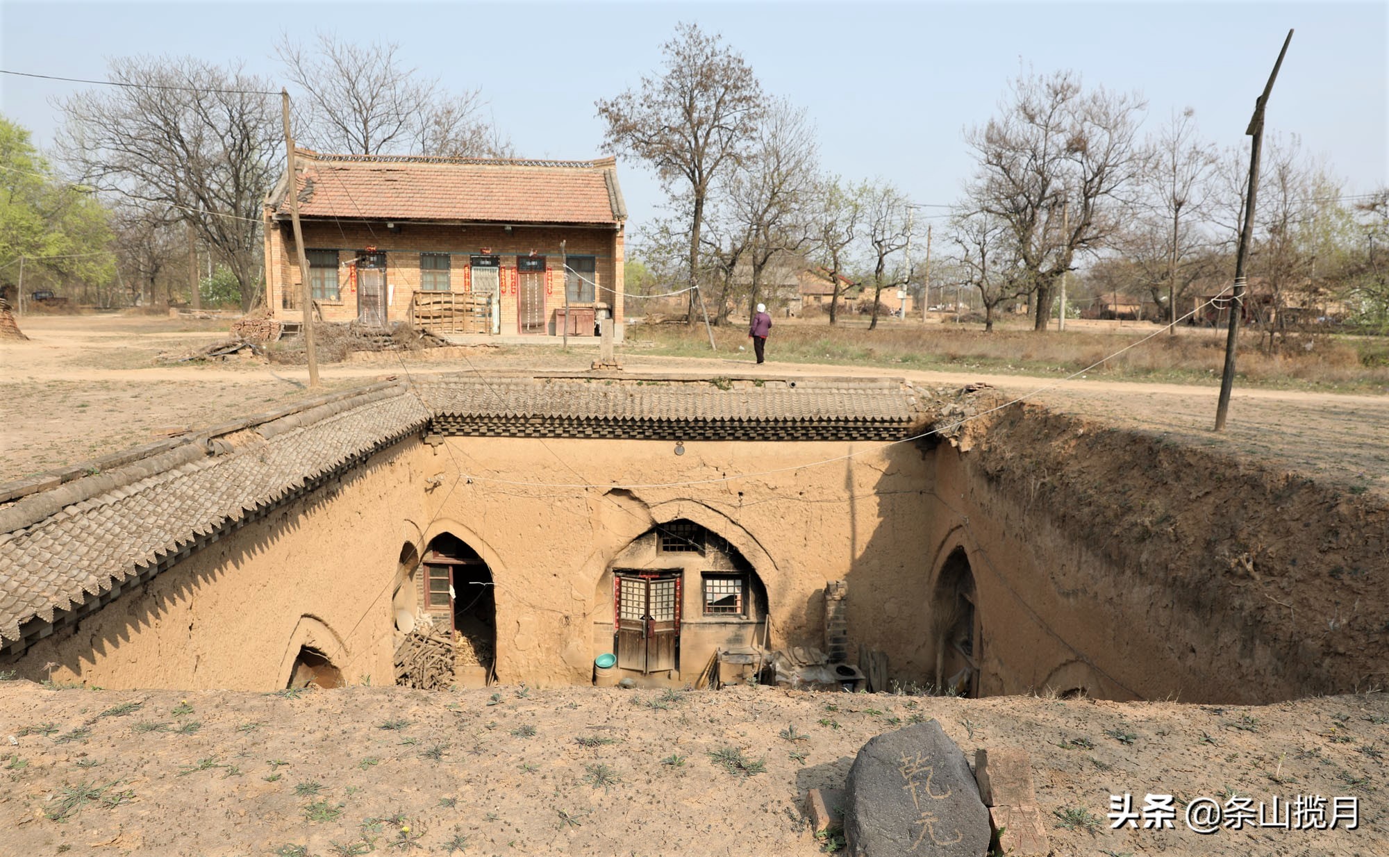这几块石头摆在8旬老奶奶的地坑院里，里边的说道有谁知道