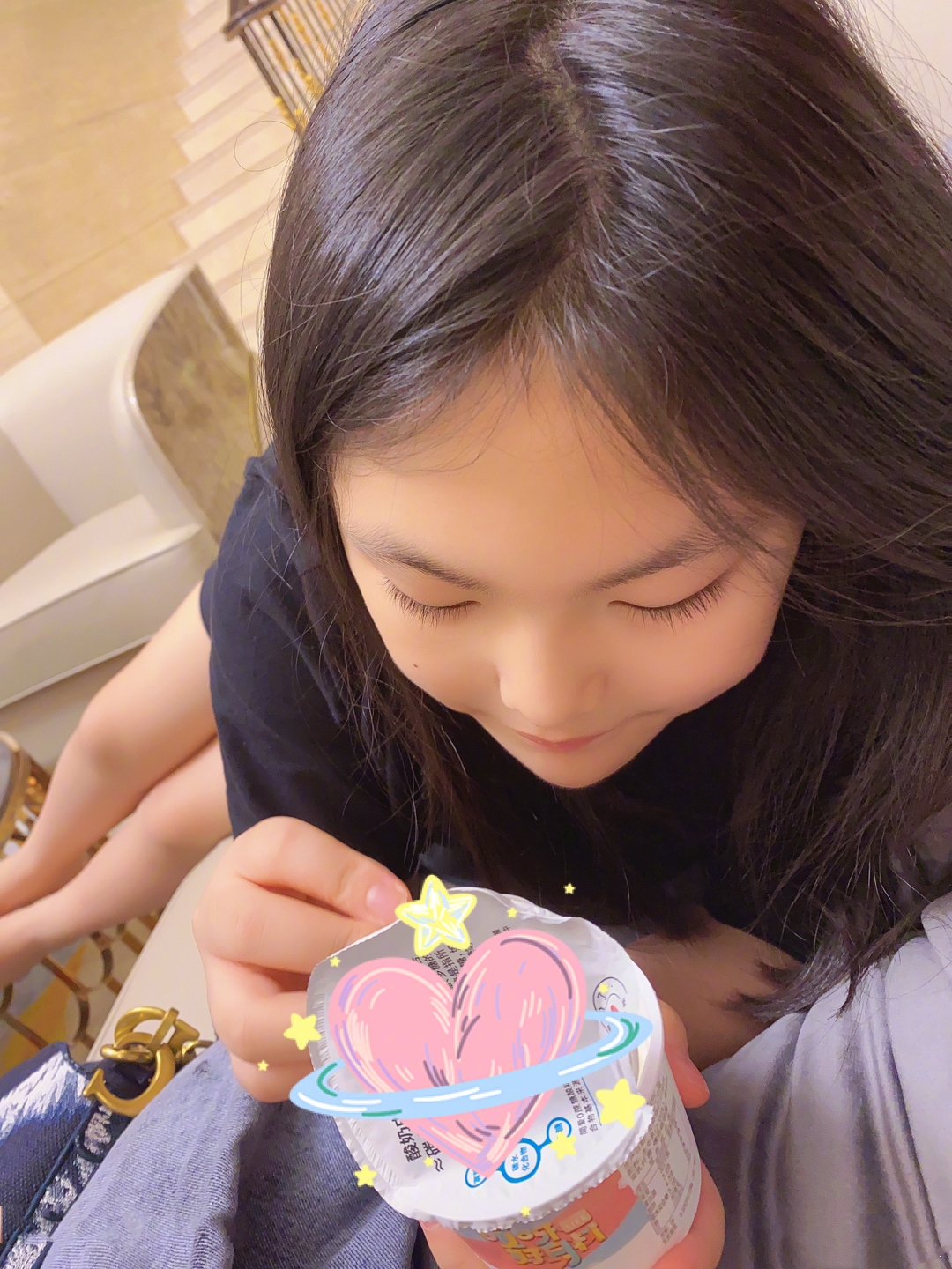 李湘晒女儿吃酸奶，直呼心肝宝贝，王诗龄尖下巴、大长腿抢镜