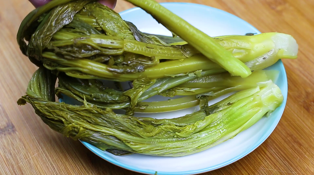 图片[1]-制作酸菜的简单做法 腌制3天就能吃 脆爽可口-起舞食谱网