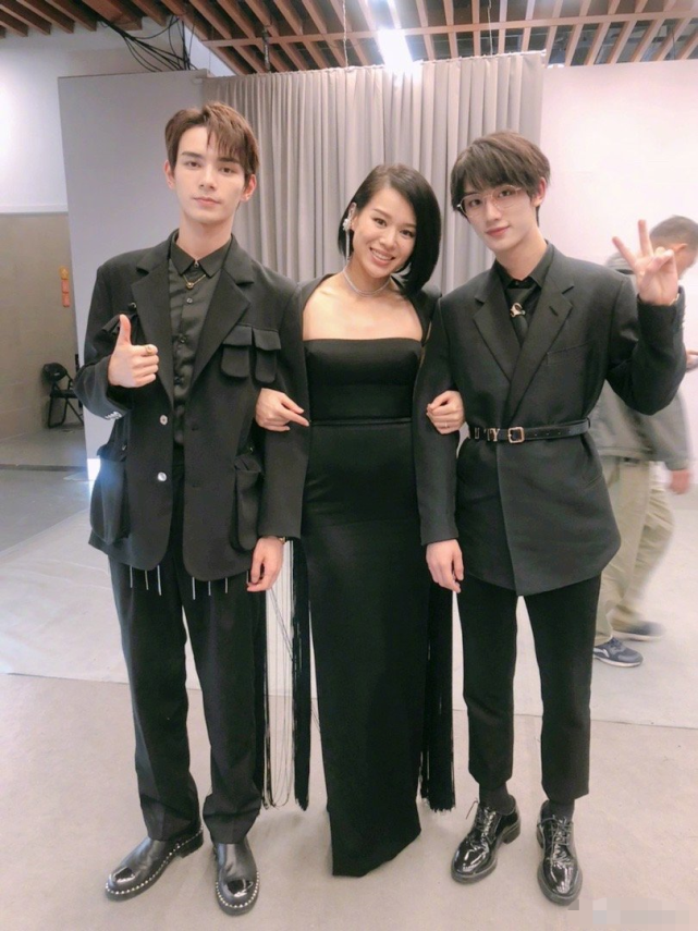 胡杏儿官宣怀孕后首次挺6月巨肚现身，自曝生完第三胎即封肚
