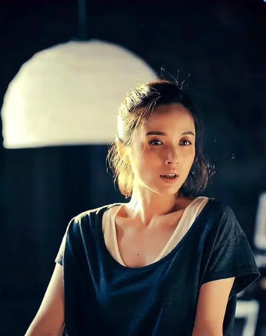 她是赵薇同学，因拍吻戏遭富豪老公抛弃离婚，二婚嫁靳东宠成公主
